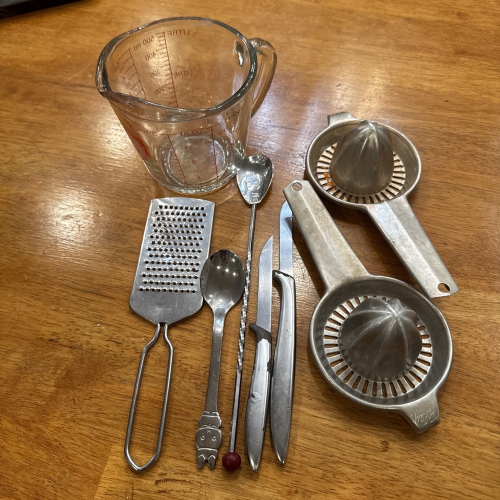 Vintage Kitchen Gadget Lot Measuring Cup Juicers Grater Utensils Tools 8 PCs
